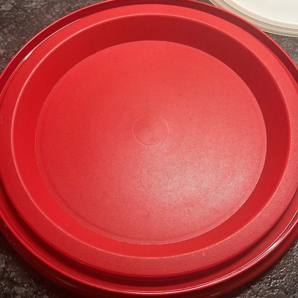 - CAKE/PIE carrier.Keep fresh. Red bottom with white lid and handle. 10x4.